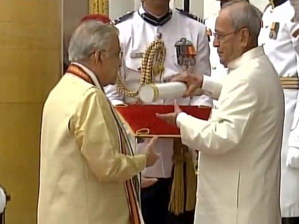 राष्‍ट्रपति प्रणब मुखर्जी ने विराट कोहली को पद्म श्री, मुरली मनोहर जोशी को पद्म विभूषण से नवाजा