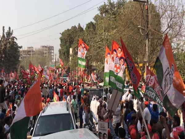 पीएम मोदी के बाद अखिलेश और राहुल का रोड शो वाराणसी में शुरू