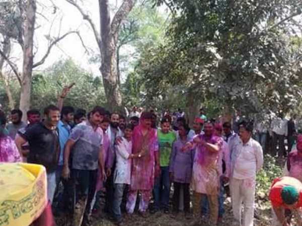 राजा भैया ने जनता के साथ कैसे मनाई होली, देखिए तस्वीरें