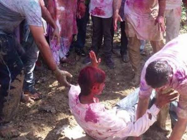 राजा भैया ने जनता के साथ कैसे मनाई होली, देखिए तस्वीरें