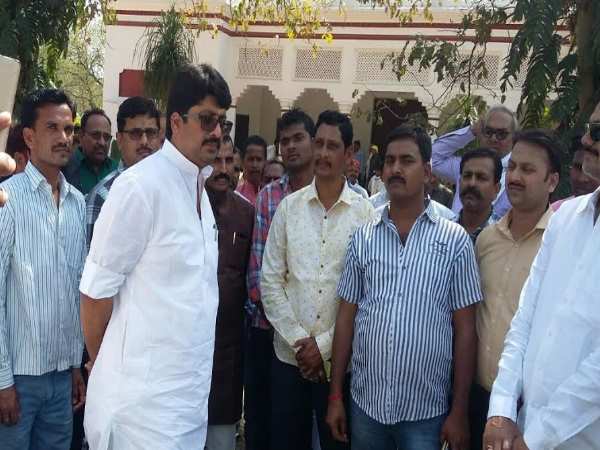 कैसै लगता है कुंडा में राजा का दरबार? देखिए तस्वीरें कैसै लगता है कुंडा में राजा का दरबार? देखिए तस्वीरें