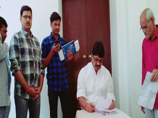 कैसै लगता है कुंडा में राजा का दरबार? देखिए तस्वीरें कैसै लगता है कुंडा में राजा का दरबार? देखिए तस्वीरें