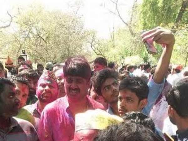 राजा भैया ने जनता के साथ कैसे मनाई होली, देखिए तस्वीरें