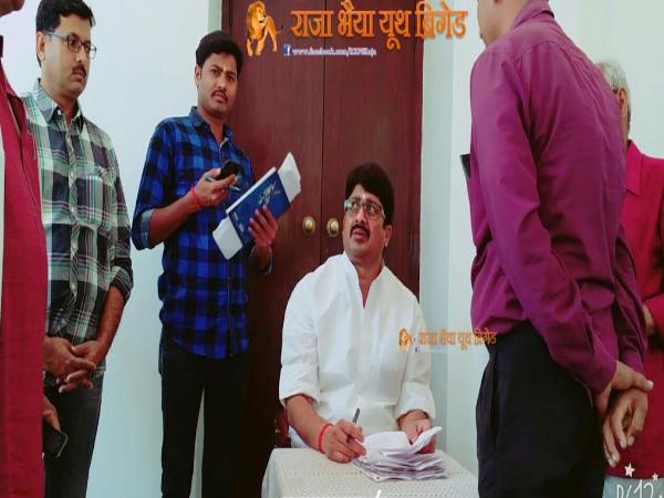 कैसै लगता है कुंडा में राजा का दरबार? देखिए तस्वीरें कैसै लगता है कुंडा में राजा का दरबार? देखिए तस्वीरें