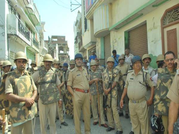 गौकशी के आरोप में दबिश डालने गई पुलिस पर पथराव, कई पुलिसकर्मी हुई घायल