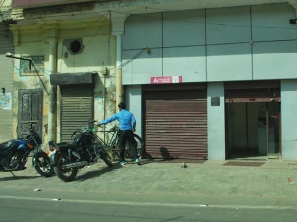 गौकशी के आरोप में दबिश डालने गई पुलिस पर पथराव, कई पुलिसकर्मी हुई घायल