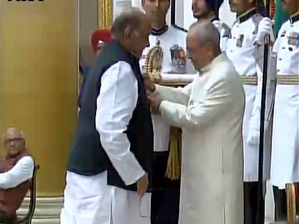 राष्‍ट्रपति प्रणब मुखर्जी ने विराट कोहली को पद्म श्री, मुरली मनोहर जोशी को पद्म विभूषण से नवाजा