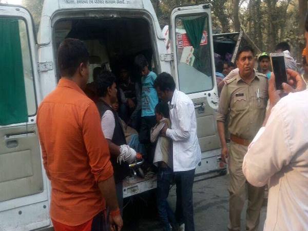 शाहजहांपुर: श्रद्धालुओं से भरी बस पलटी, 50 से ज्यादा लोग घायल