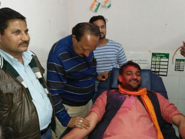 शाहजहांपुर: चुनाव जीतने के बाद रक्तदान कर बांटी खुशियां, देखिए तस्वीरें