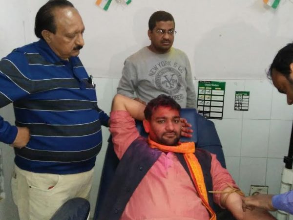 शाहजहांपुर: चुनाव जीतने के बाद रक्तदान कर बांटी खुशियां, देखिए तस्वीरें