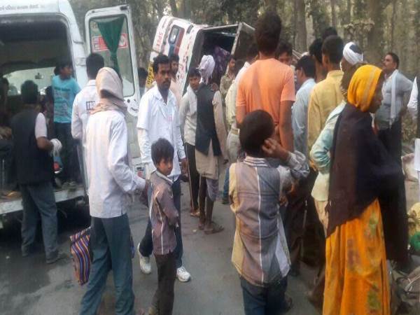 शाहजहांपुर: श्रद्धालुओं से भरी बस पलटी, 50 से ज्यादा लोग घायल