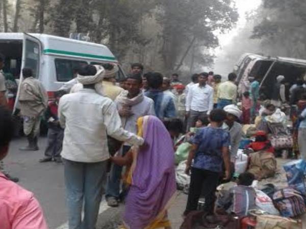 शाहजहांपुर: श्रद्धालुओं से भरी बस पलटी, 50 से ज्यादा लोग घायल