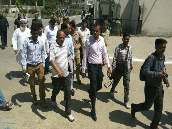 संभल में मीट फैक्ट्रियों पर डीएम की छापेमारी, देखिए हड़कंप की तस्वीरें