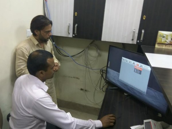 संभल में मीट फैक्ट्रियों पर डीएम की छापेमारी, देखिए हड़कंप की तस्वीरें