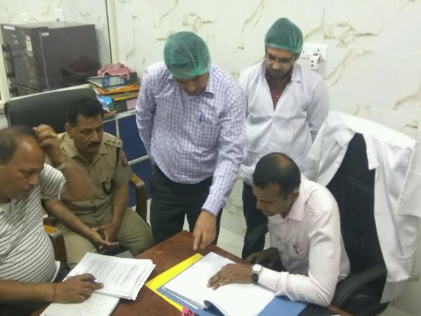 संभल में मीट फैक्ट्रियों पर डीएम की छापेमारी, देखिए हड़कंप की तस्वीरें