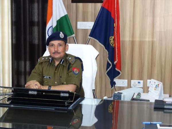 एसएसपी मुरादाबाद ने आचार संहिता के दौर में चुनाव आयोग के नियम कायदों की उड़ाई धज्जियां