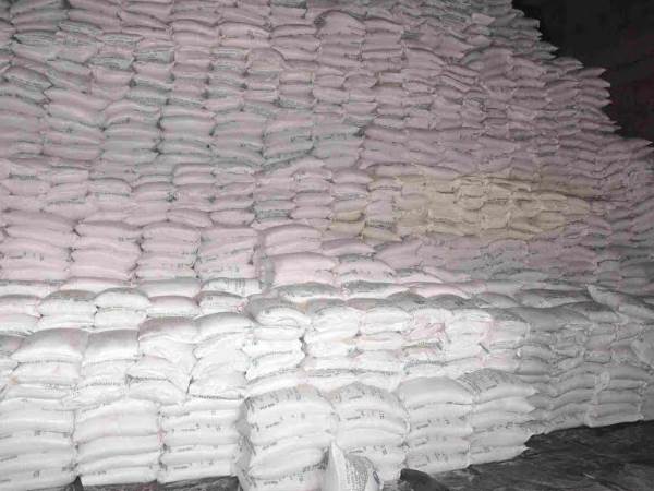 किसानों को गन्ना खरीद का भुगतान न करने पर चीनी मिल के गोदाम किए गए सील