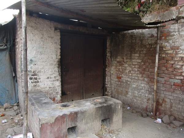 अवैध बूचड़खानों पर रोक के बाद अब मीट की दुकान में बिक रहा है टॉफी-बिस्किट अवैध बूचड़खानों पर रोक के बाद अब मीट की दुकान में बिक रहा है टॉफी-बिस्किट