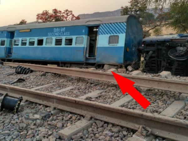 महोबा में महाकौशल एक्सप्रेस के 8 डिब्बे पटरी से उतरे, 22 लोग घायल, CM योगी ने मंत्री को मौके पर भेजा महोबा में महाकौशल एक्सप्रेस के 8 डिब्बे पटरी से उतरे, 22 लोग घायल, CM योगी ने मंत्री को मौके पर भेजा