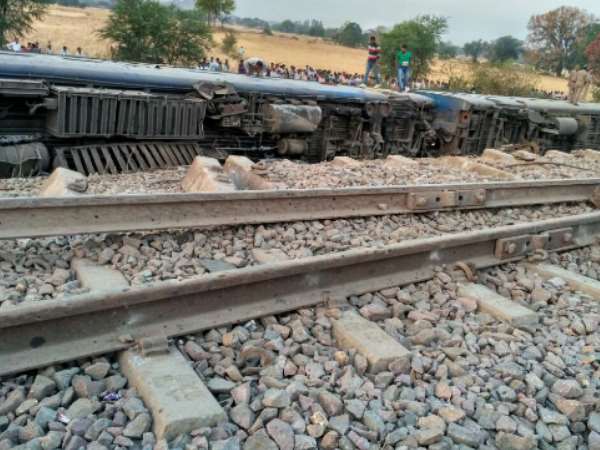 महोबा में महाकौशल एक्सप्रेस के 8 डिब्बे पटरी से उतरे, 22 लोग घायल, CM योगी ने मंत्री को मौके पर भेजा महोबा में महाकौशल एक्सप्रेस के 8 डिब्बे पटरी से उतरे, 22 लोग घायल, CM योगी ने मंत्री को मौके पर भेजा