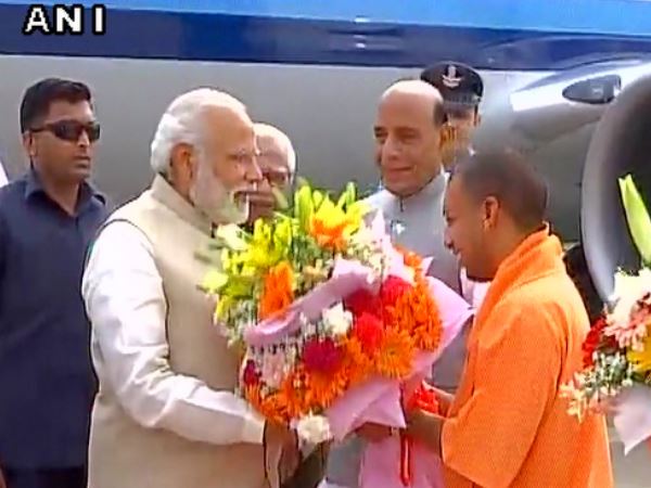 लखनऊ पहुंचे PM मोदी, स्वागत के लिए योगी मौजूद