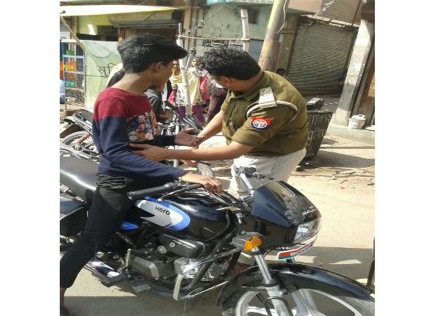 पूरे यूपी में पुलिस ने शुरु किया एंटी रोमियो अभियान, तस्‍वीरें आई सामने