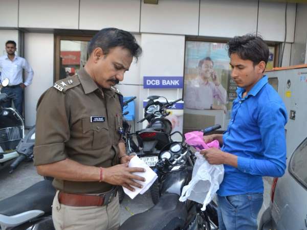 पूरे यूपी में पुलिस ने शुरु किया एंटी रोमियो अभियान, तस्‍वीरें आई सामने