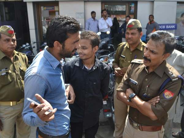 पूरे यूपी में पुलिस ने शुरु किया एंटी रोमियो अभियान, तस्‍वीरें आई सामने