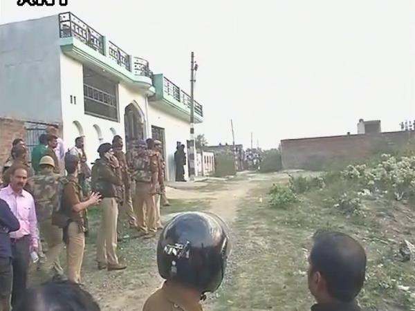 ATS अधिकारी ने कहा हमने रोक दी है फायरिंग, आतंकी को बाहर निकालने के लिए मिर्ची बम का प्रयोग