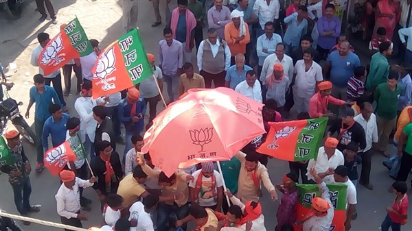 LIVE: वाराणसी में मोदी का रोड शो, हजारों समर्थक इंतजार में