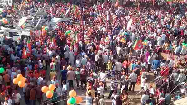 LIVE: वाराणसी में मोदी का रोड शो, हजारों समर्थक इंतजार में