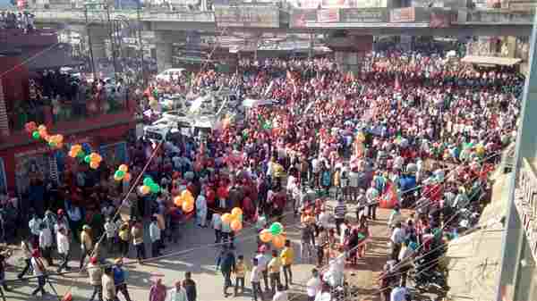 LIVE: वाराणसी में मोदी का रोड शो, हजारों समर्थक इंतजार में