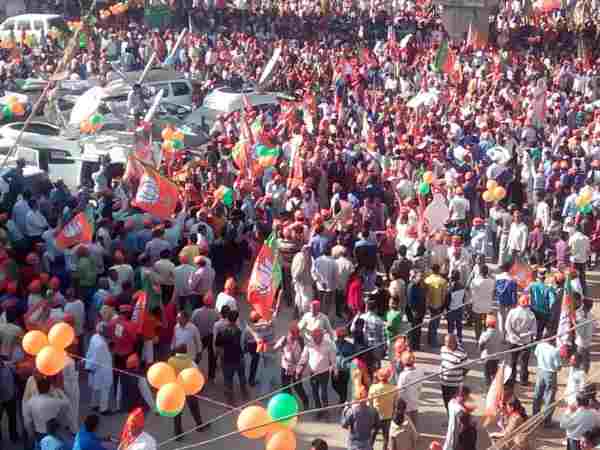 LIVE: वाराणसी में मोदी का रोड शो, हजारों समर्थक इंतजार में