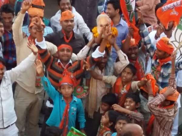 LIVE: वाराणसी में मोदी का रोड शो, हजारों समर्थक इंतजार में