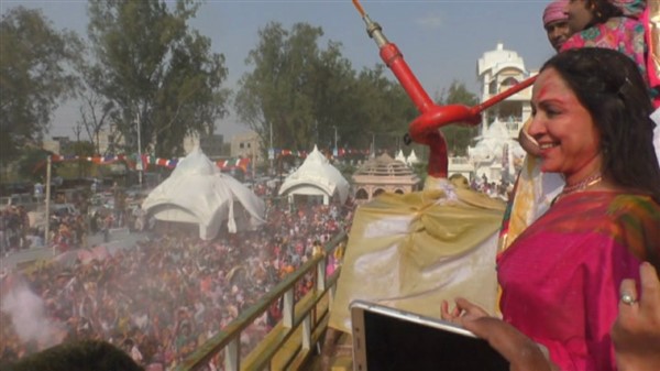 वृंदावन में MP हेमा मालिनी ने जमकर खेली होली, देखिए वीडियो