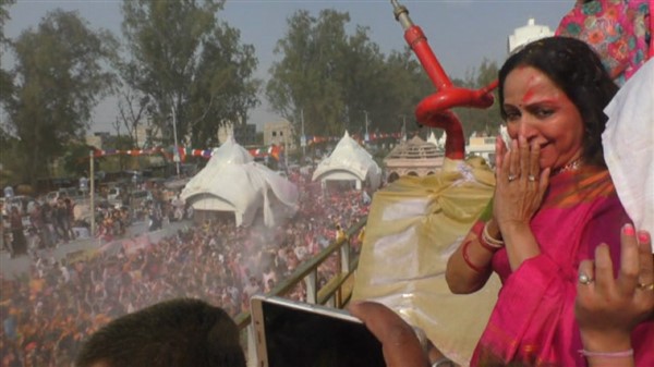 वृंदावन में MP हेमा मालिनी ने जमकर खेली होली, देखिए वीडियो