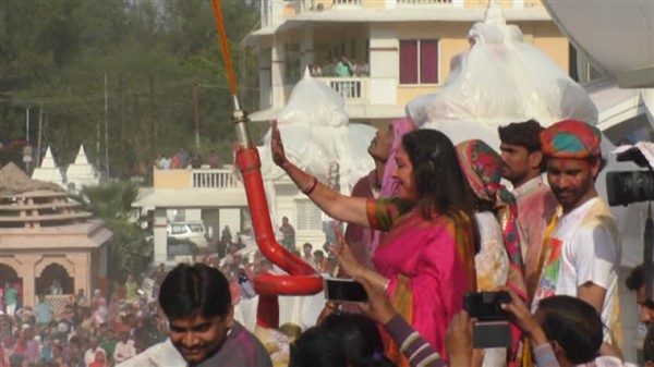 वृंदावन में MP हेमा मालिनी ने जमकर खेली होली, देखिए वीडियो