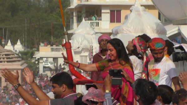 वृंदावन में MP हेमा मालिनी ने जमकर खेली होली, देखिए वीडियो