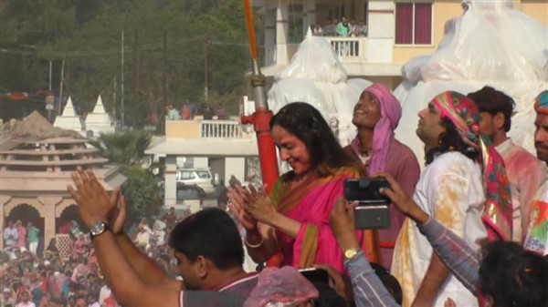 वृंदावन में MP हेमा मालिनी ने जमकर खेली होली, देखिए वीडियो