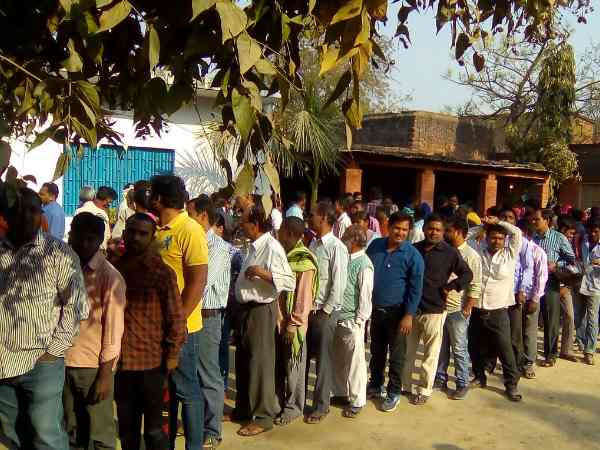 यूपी चुनाव: वाराणसी समेत सात जिलों की 40 सीटों पर हो रही है वोटिंग, देखिए LIVE तस्वीरें