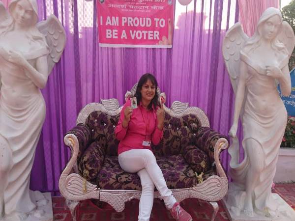 यूपी चुनाव: वाराणसी समेत सात जिलों की 40 सीटों पर हो रही है वोटिंग, देखिए LIVE तस्वीरें