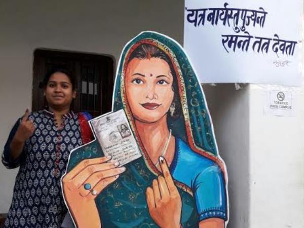 वाराणसी: महिला दिवस पर गुलाबी मतदान केंद्र, लोगों को लुभा रहा है सेल्फी प्वाइंट
