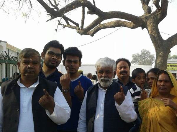 यूपी चुनाव: वाराणसी समेत सात जिलों की 40 सीटों पर हो रही है वोटिंग, देखिए LIVE तस्वीरें