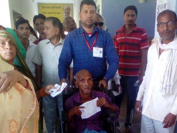 यूपी चुनाव: वाराणसी समेत सात जिलों की 40 सीटों पर हो रही है वोटिंग, देखिए LIVE तस्वीरें