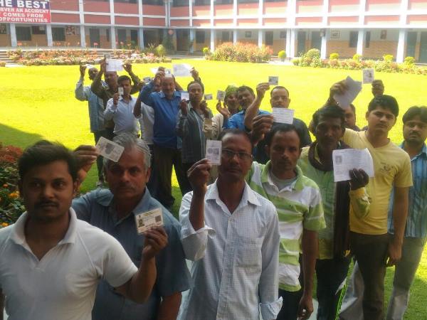 यूपी चुनाव: वाराणसी समेत सात जिलों की 40 सीटों पर हो रही है वोटिंग, देखिए LIVE तस्वीरें