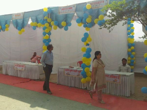 यूपी चुनाव: वाराणसी समेत सात जिलों की 40 सीटों पर हो रही है वोटिंग, देखिए LIVE तस्वीरें