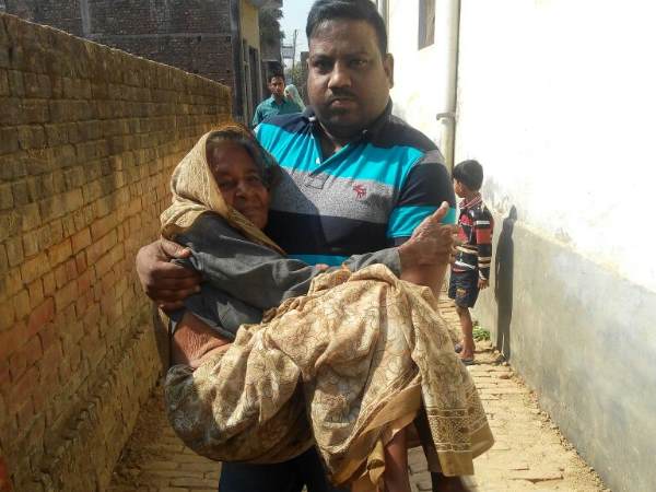 यूपी चुनाव: वाराणसी समेत सात जिलों की 40 सीटों पर हो रही है वोटिंग, देखिए LIVE तस्वीरें