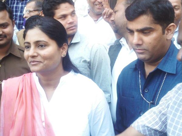 यूपी चुनाव: वाराणसी समेत सात जिलों की 40 सीटों पर हो रही है वोटिंग, देखिए LIVE तस्वीरें