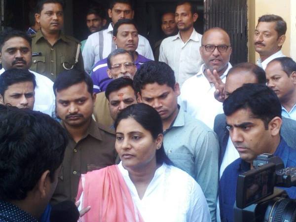 यूपी चुनाव: वाराणसी समेत सात जिलों की 40 सीटों पर हो रही है वोटिंग, देखिए LIVE तस्वीरें