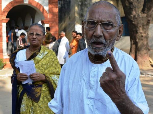 यूपी चुनाव: वाराणसी समेत सात जिलों की 40 सीटों पर हो रही है वोटिंग, देखिए LIVE तस्वीरें और वीडियो